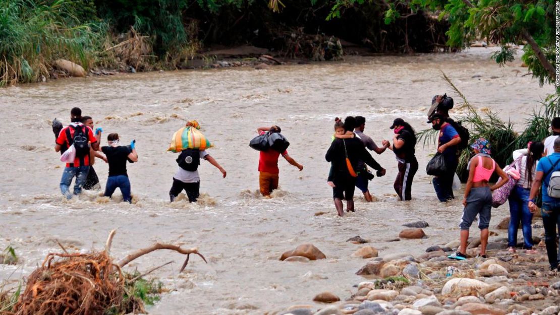 Venezolanos tratando de cruzar el río Táchira, en Cúcuta, Colombia.