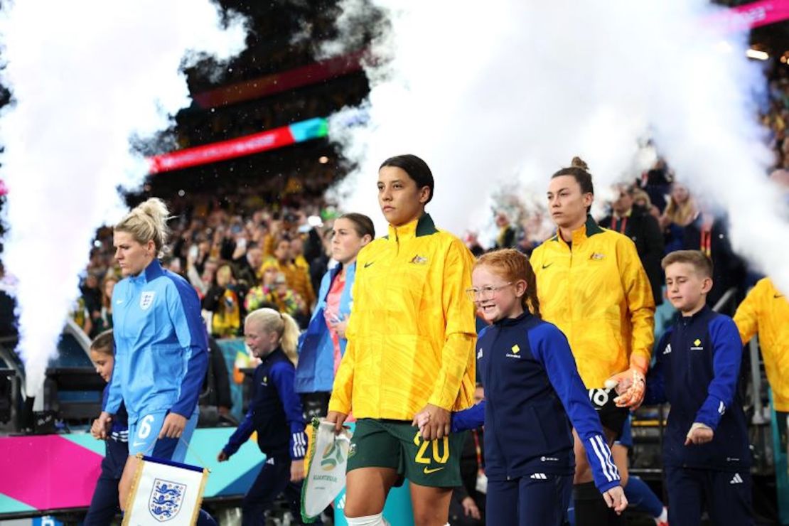 La superestrella australiana Sam Kerr dirige a Australia antes de su partido de semifinales de la Copa Mundial Femenina contra Inglaterra en Sydney.