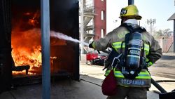 CNNE 1603378 - explosion en los angeles deja nueve bomberos heridos