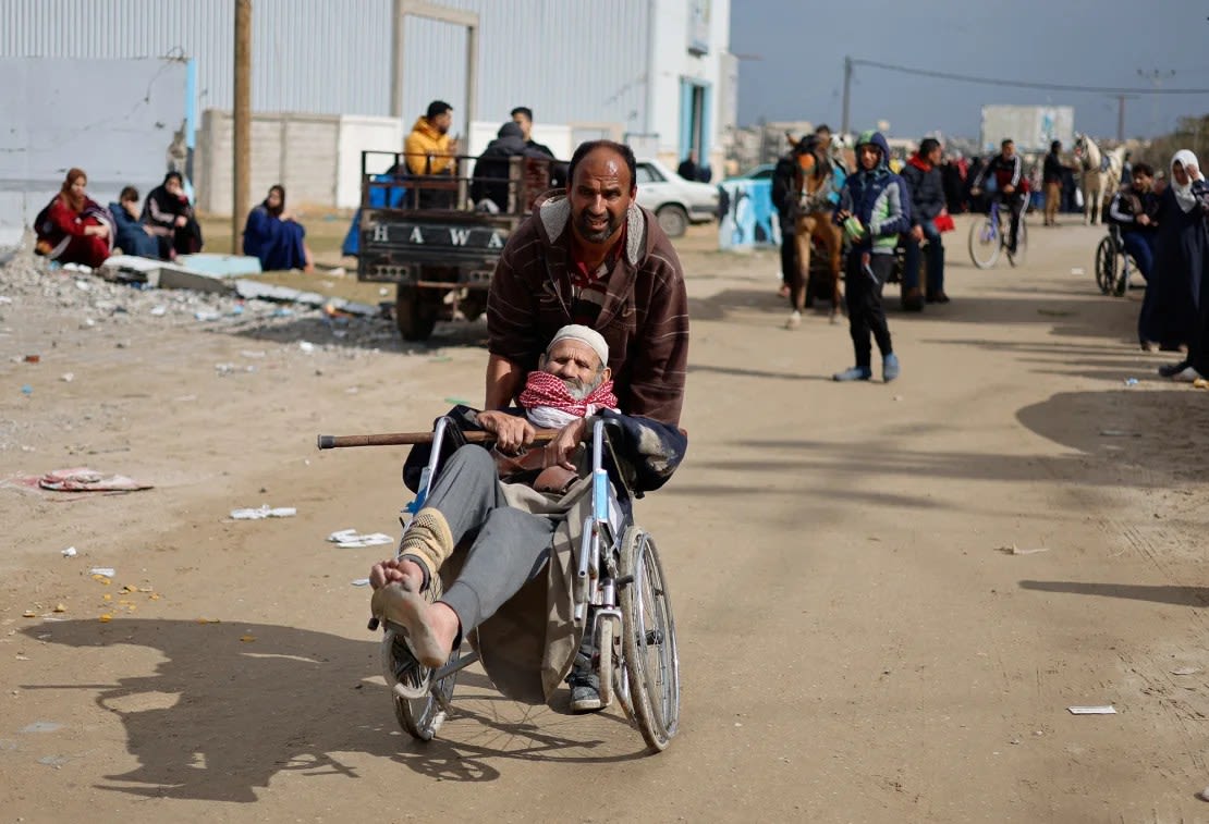 Pacientes palestinos evacuados del Hospital Nasser han ido llegando a Rafah.