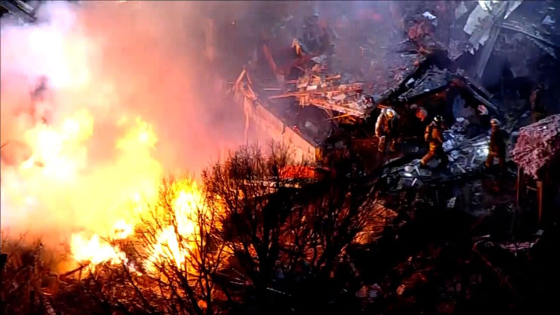 Las autoridades dicen que los bomberos estaban dentro de la casa cuando explotó.