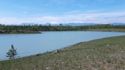 El lago Last Chance de Columbia Británica, fotografiado aquí durante la temporada de lluvias en junio de 2022, contiene los niveles más altos de fosfato concentrado jamás registrados en cualquier cuerpo de agua natural de la Tierra.