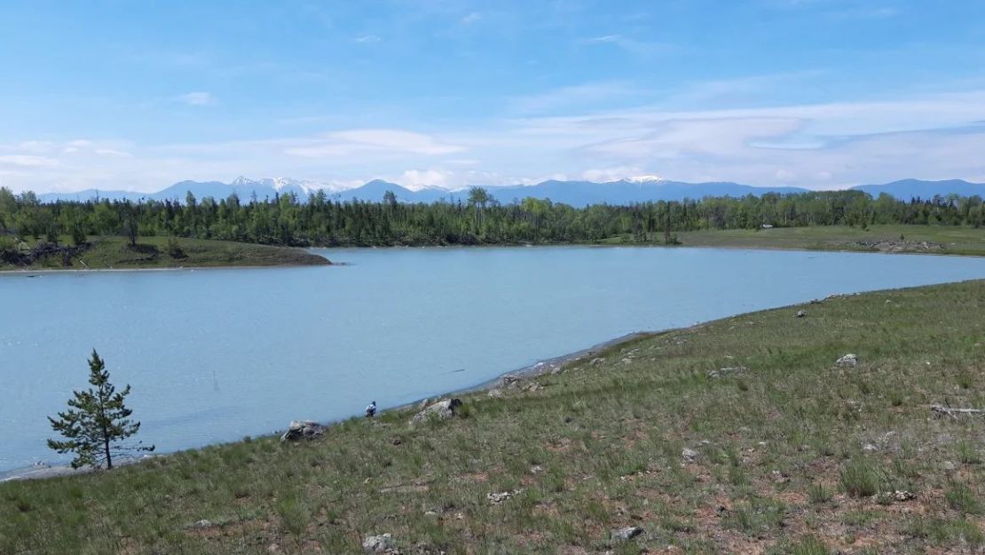 El lago Last Chance de Columbia Británica, fotografiado aquí durante la temporada de lluvias en junio de 2022, contiene los niveles más altos de fosfato concentrado jamás registrados en cualquier cuerpo de agua natural de la Tierra.