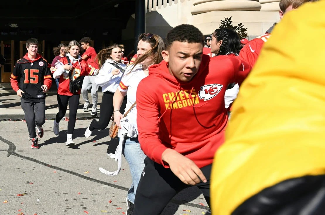 La gente huyendo después de que se produjeran disparos cerca del desfile de la victoria de los Kansas City Chiefs en la Super Bowl LVIII, el 14 de febrero de 2024, en Kansas City, Misuri.