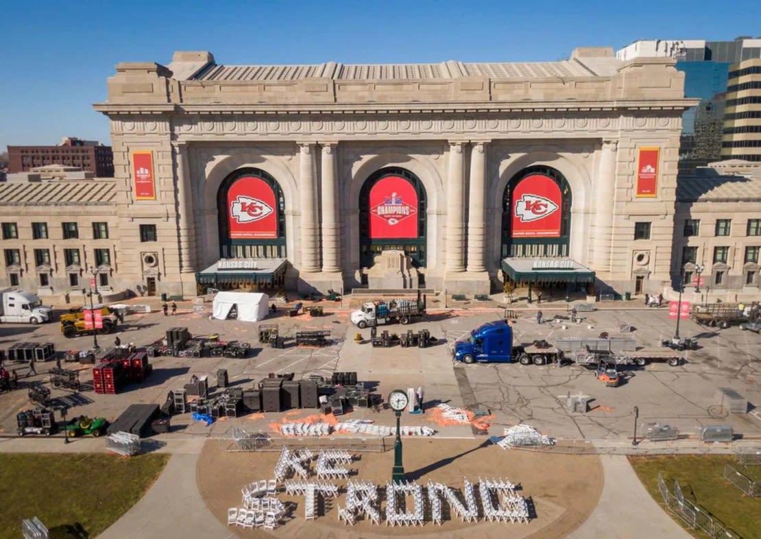 Un cartel hecho con sillas deletrea "KC STRONG" (Kansas City se fuerte) el jueves por la tarde, 15 de febrero de 2024, frente a Union Station, el lugar donde se produjo un tiroteo masivo en la concentración de los Kansas City Chiefs en la Super Bowl el miércoles.