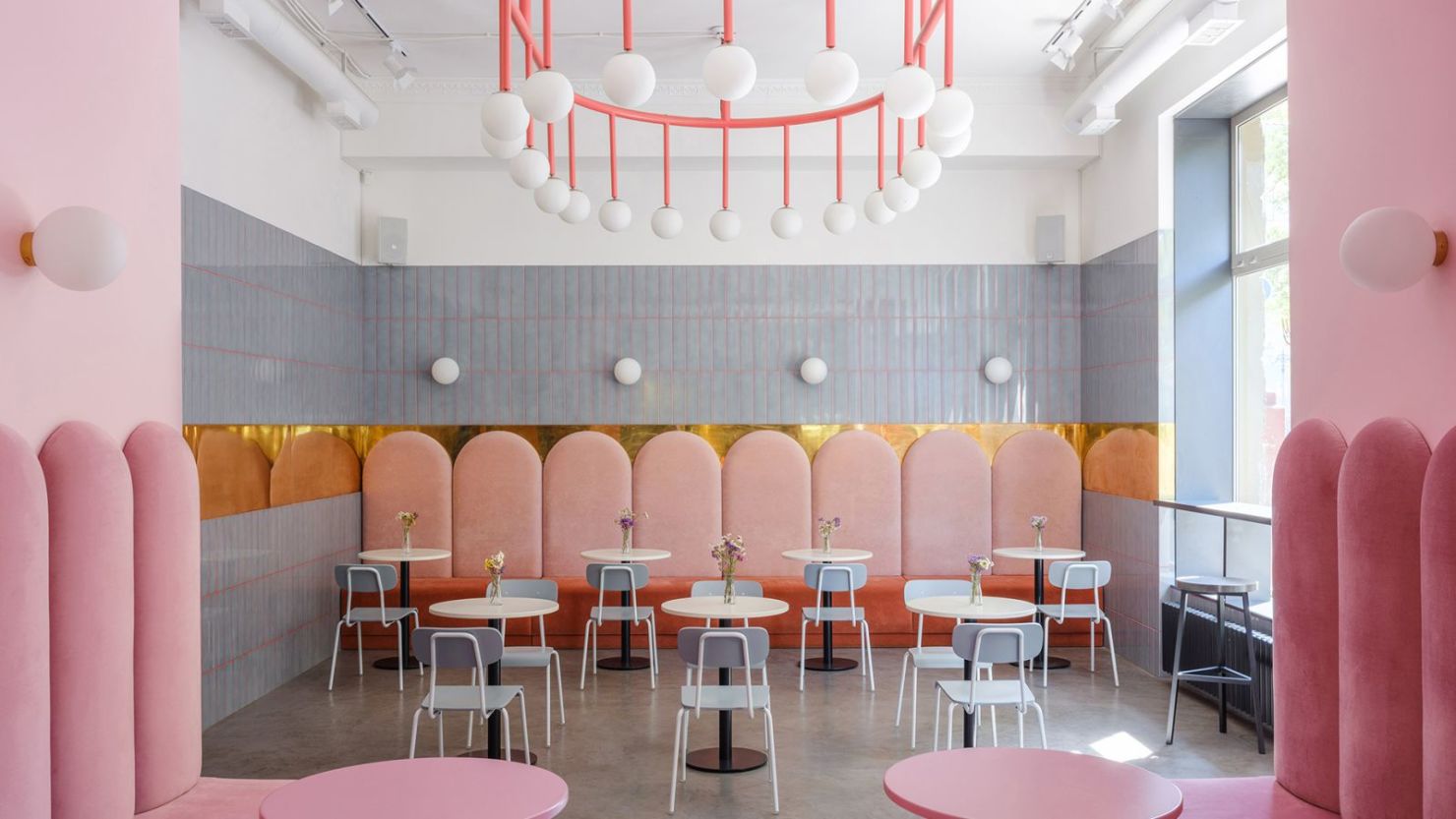 Panadería Breadway en Odessa, Ucrania. Su "diseño brillante y divertido y su paleta de colores transforman un antiguo consultorio dental en una cafetería panadería bulliciosa y vibrante", escribe Kingston en "Designing Coffee".