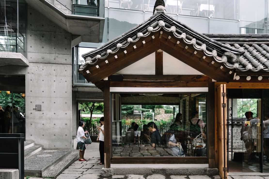 B K Kim, director de marca de Fritz Coffee Company, dijo a Kingston en "Designing Coffee" que la popular cadena busca "incorporar elementos retro y modernos de la cultura coreana trayendo recuerdos para una generación y entregando nuevos encantos para otra".