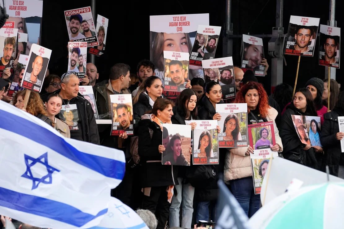 Familiares de rehenes y exrehenes sostienen imágenes en un podio durante una protesta cerca de la Corte Penal Internacional en La Haya, Países Bajos, el miércoles.