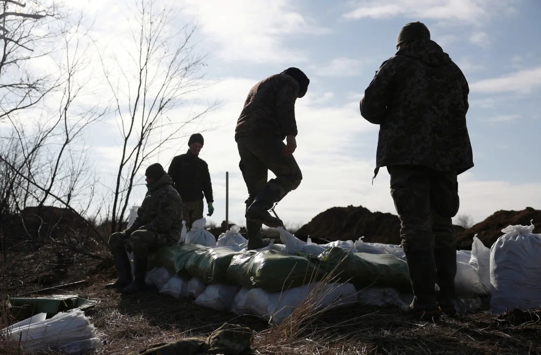 Militares ucranianos construyen una fortificación provisional cerca de Avdiivka.