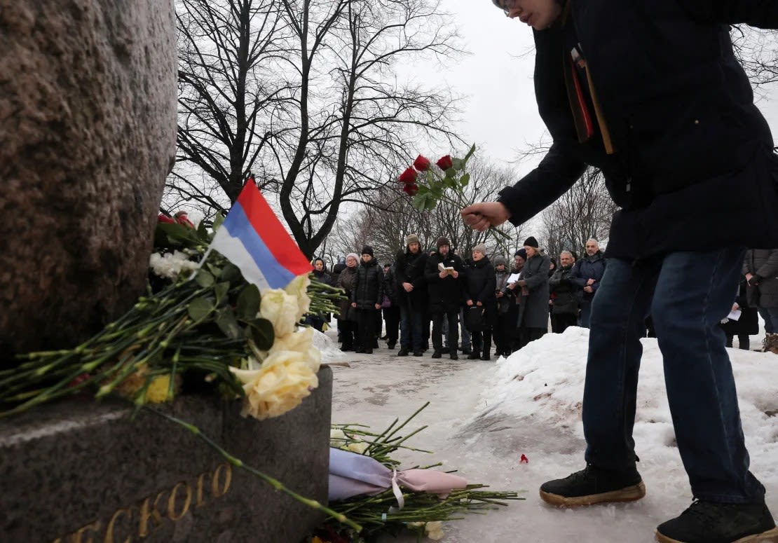 Personas se reúnen en el monumento de Solovetsky Stone en San Petersburgo el sábado.