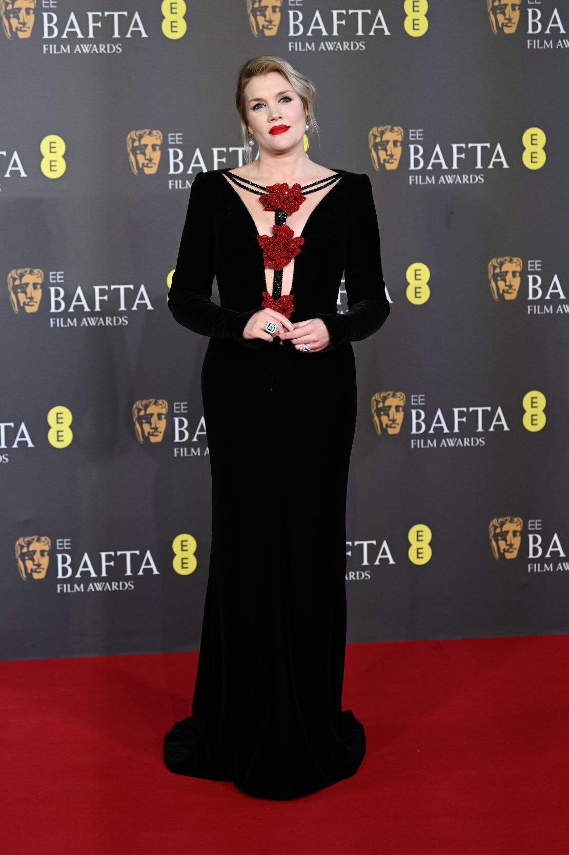 La directora de "Saltburn", Emerald Fennell, con un vestido de Armani adornado con brillantes flores rojas.