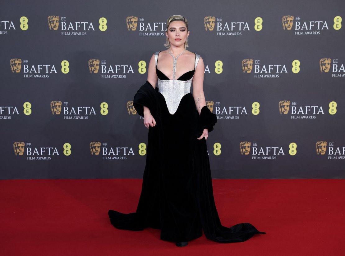 Florence Pugh optó por un vestido Harris Reed combinado con joyas Boucheron.