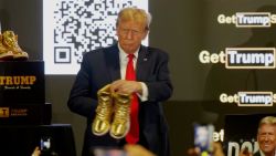 CNNE 1607520 - trump presenta su linea de zapatillas