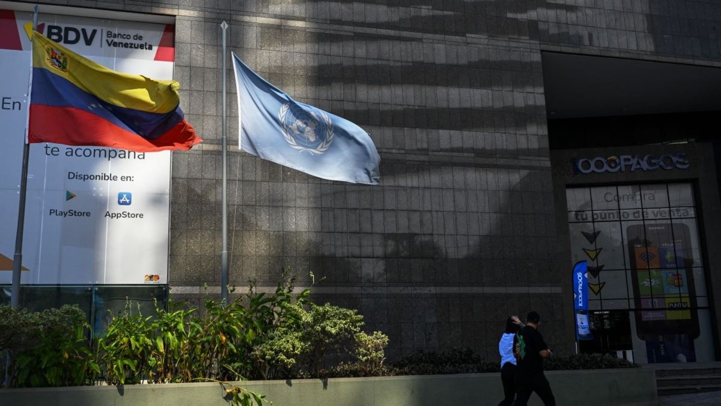Las banderas de Venezuela y de la Organización de las Naciones Unidas ondean frente a la Oficina de Asesoría Técnica de la sede del Alto Comisionado de las Naciones Unidas para los Derechos Humanos en Caracas, el 15 de febrero de 2024.