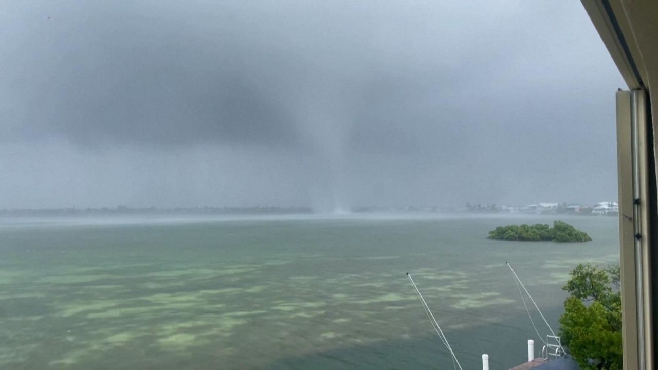 CNNE 1607625 - tromba marina toco tierra y arrojo escombros en elsur de florida