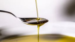 expertos tienen sugerencias para determinar si su aceite de oliva tiene los beneficios para la salud que está buscando.