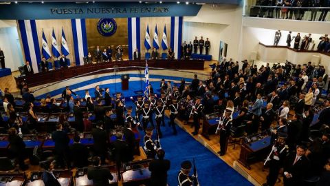 Cadetes de las fuerzas armadas cargan el Pabellón Nacional de El Salvador durante un informe a la nación por el cuarto año de la actual administración presidencial en la sesión plenaria de la Asamblea Legislativa el 1 de junio de 2023 en San Salvador, El Salvador. Crédito:  Alex Peña/Getty Images