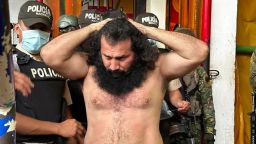 Fotografía difundida por las Fuerzas Armadas del Ecuador que muestra a Adolfo Macías, alias Fito, líder de la banda criminal Los Choneros, mientras es trasladado al complejo de máxima seguridad La Roca el 12 de agosto de 2023.