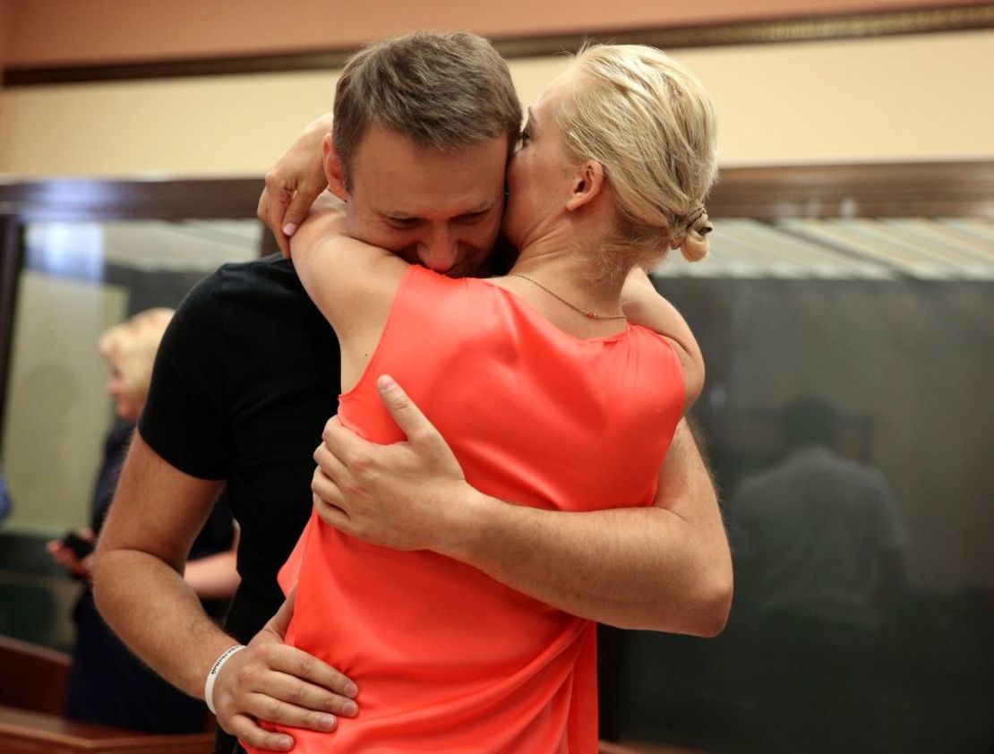 El líder opositor ruso Alexey Navalny (izquierda) y su esposa Yulia Navalnaya (derecha) fotografiados en Kírov, Rusia, el 19 de julio de 2013. Navalny representó la mayor amenaza a la autocracia de Putin en vida. Crédito: Evgeny Feldman/AP