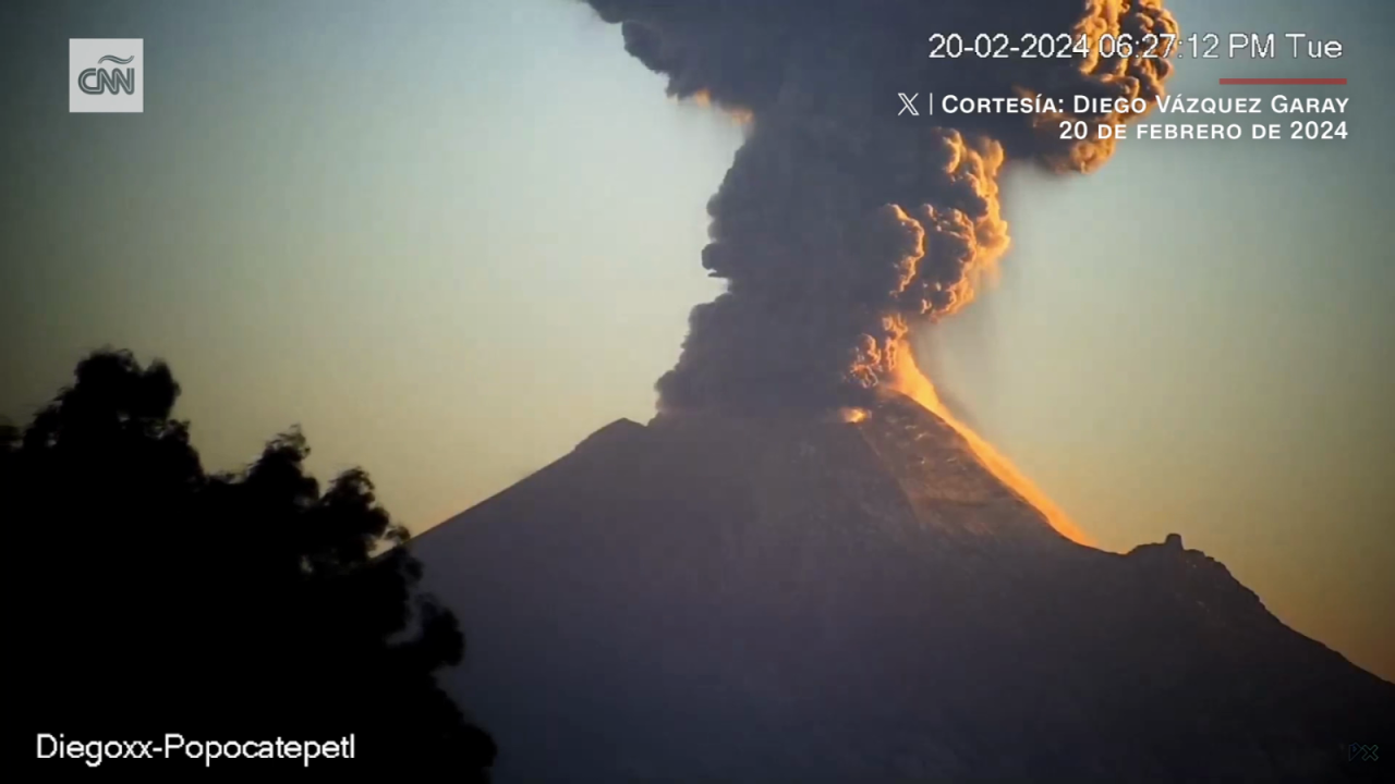 CNNE 1608492 - mira la enorme explosion del popocatepetl que cubrio el cielo