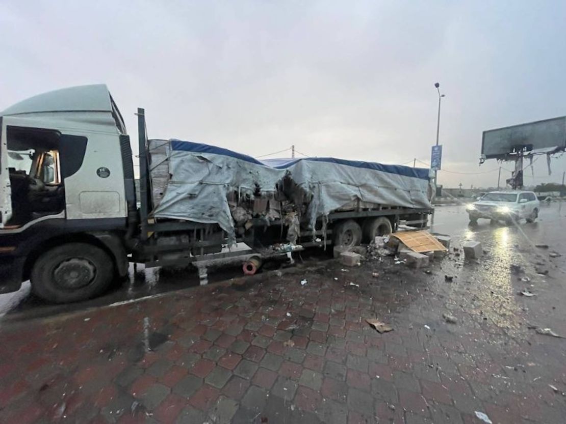 Un camión de plataforma que transportaba alimentos, parte de un convoy de ayuda de la UNRWA que fue alcanzado por fuego israelí en ruta hacia el norte de Gaza el 5 de febrero de 2024.