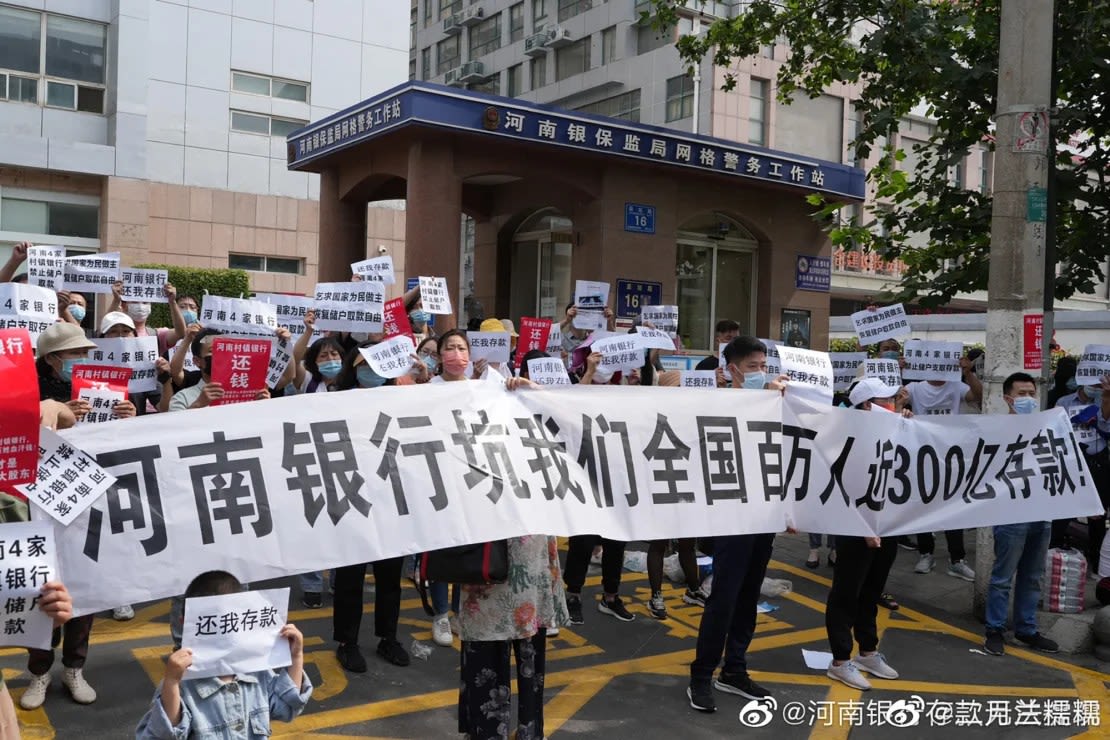 Depositantes protestan en la sucursal de Henan del regulador bancario chino en 2022 tras la congelación de sus fondos.