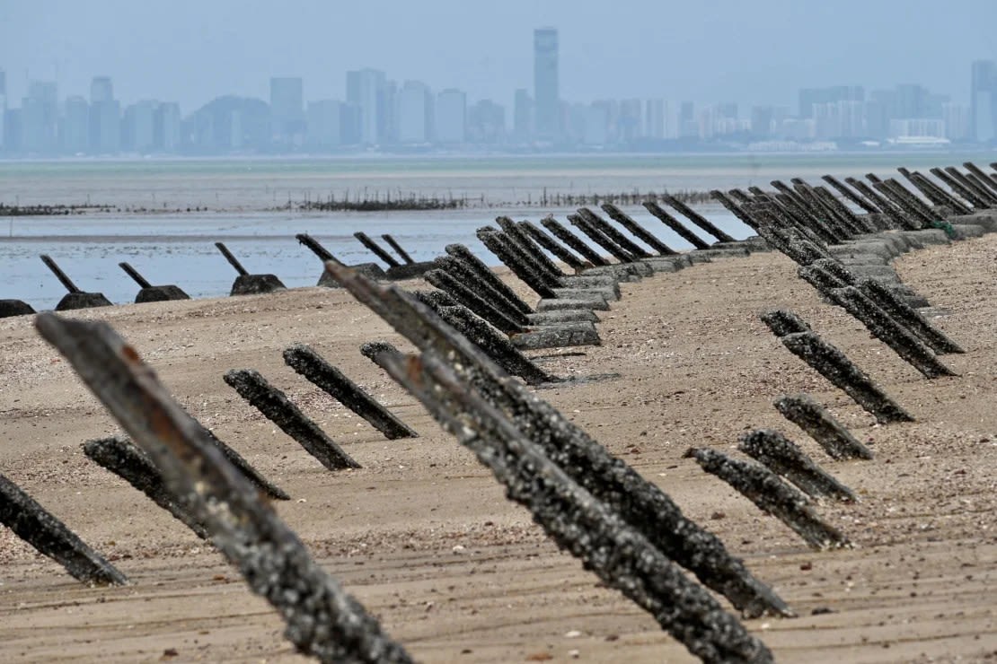 Picos antidesembarco colocados a lo largo de la costa de las islas Kinmen de Taiwán, que se encuentran a solo dos millas de la costa china (al fondo), en una imagen del 20 de octubre de 2020