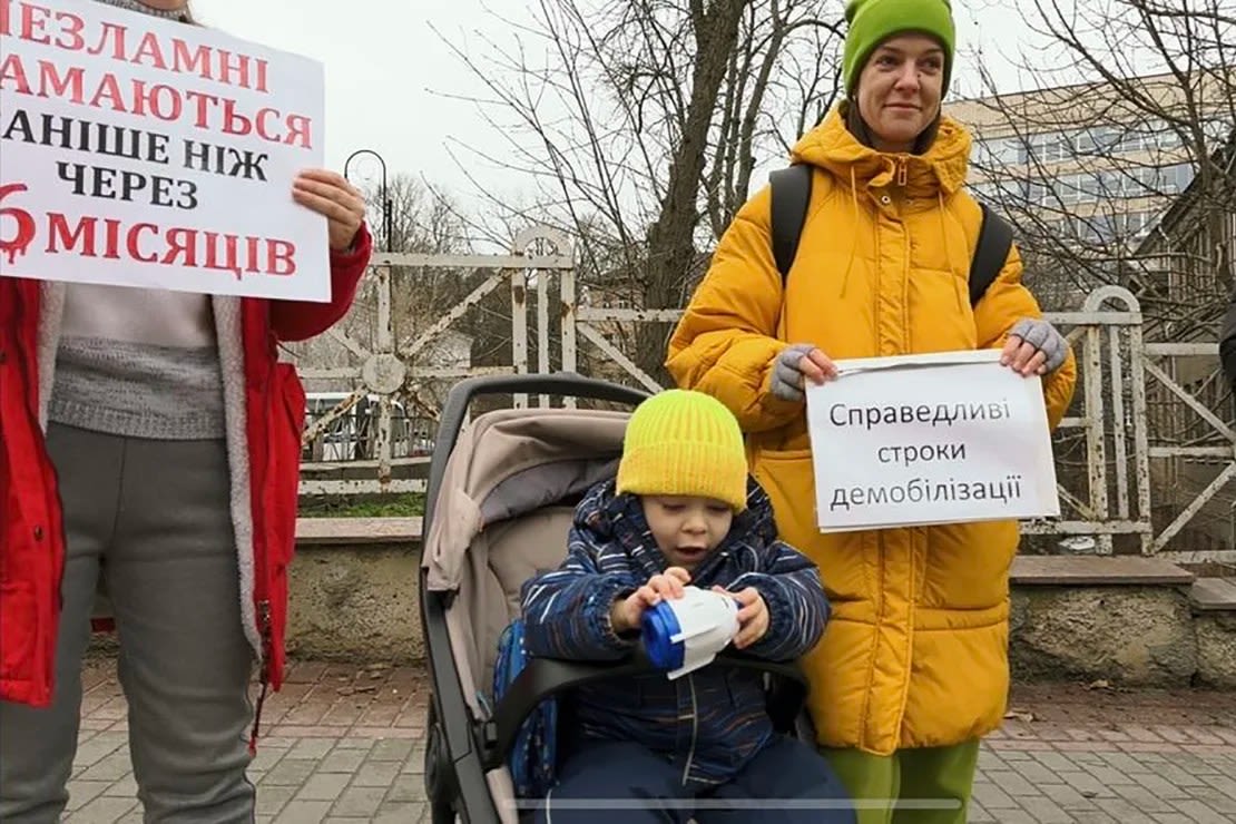 Antonina y su hijo Sasha, de 3 años, participan en una protesta en Kyiv, Ucrania, pidiendo que la movilización de soldados tenga un límite de tiempo.(Foto: Daria Tarasova-Markina/CNN).