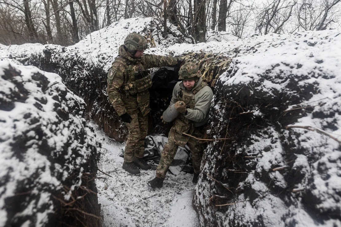 Un soldado ucraniano del regimiento "Tsunami" lleva un proyectil de artillería en dirección a Bakhmut mientras continúa la guerra entre Rusia y Ucrania en Donetsk, Ucrania, el 19 de febrero de 2024. (Foto: Diego Herrera Carcedo/Anadolu/Getty Images).