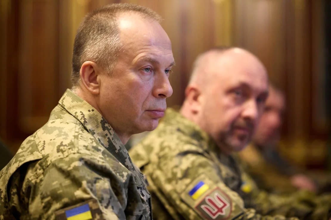 El comandante en jefe de las Fuerzas Armadas de Ucrania, el coronel general Oleksandr Syrskyi, asiste a una reunión con el presidente de Ucrania, Volodymyr Zelenskiy, y los altos comandantes militares recién nombrados en Kyiv, Ucrania, el 10 de febrero de 2024. (Servicio de Prensa Presidencial de Ucrania/Reuters).