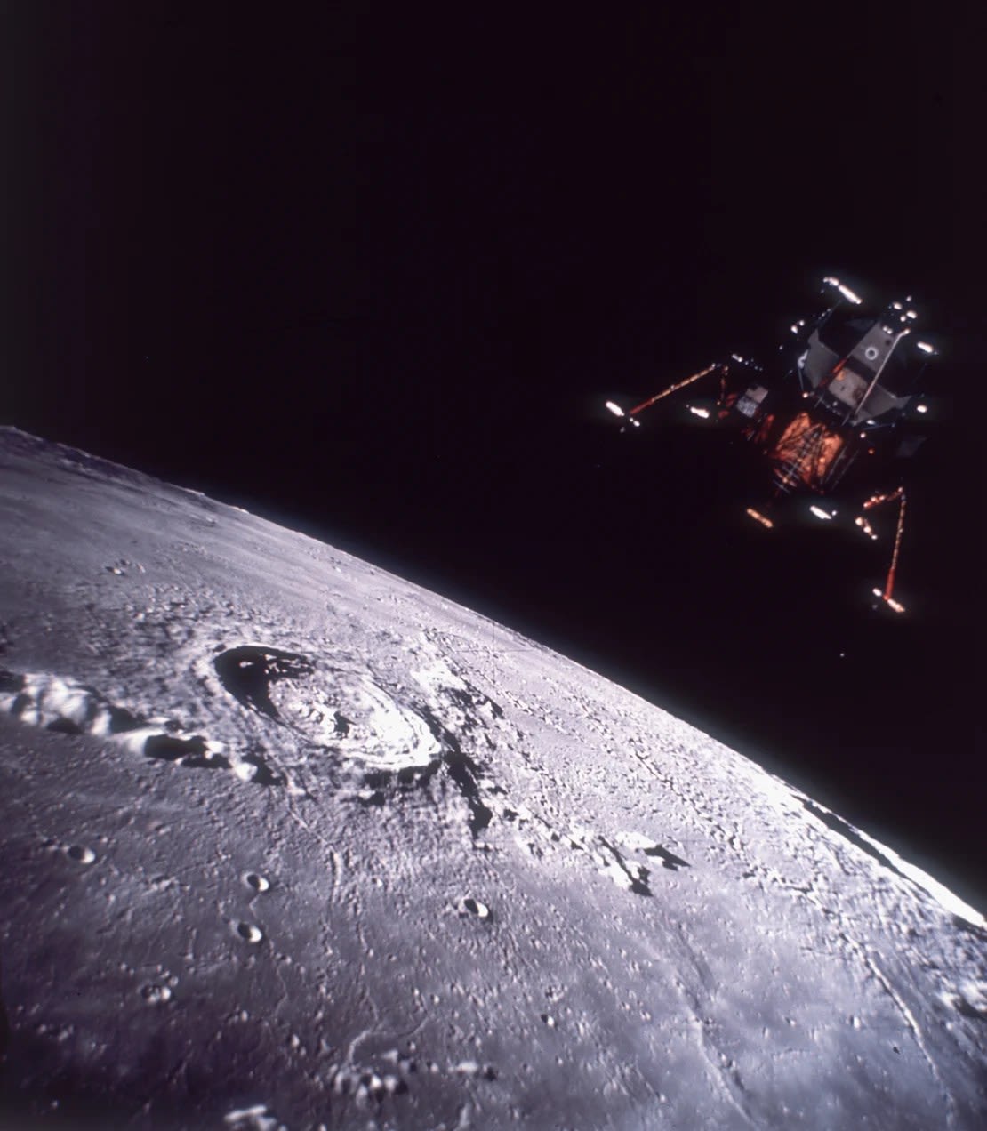 El módulo de alunizaje Eagle, que transportó a los primeros humanos en llegar a la Luna, desciende durante la misión Apolo 11 el 20 de julio de 1969. Esta es una imagen compuesta por dos tomas separadas. Space Frontiers/Archive Photos/Getty Images