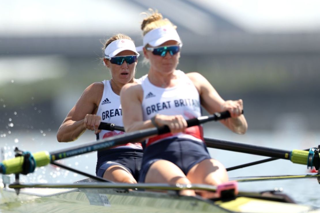 Glover (izquierda) compite en la prueba femenina por parejas con Polly Swann en los Juegos Olímpicos de Tokio. Crédito: Naomi Baker/Getty Images