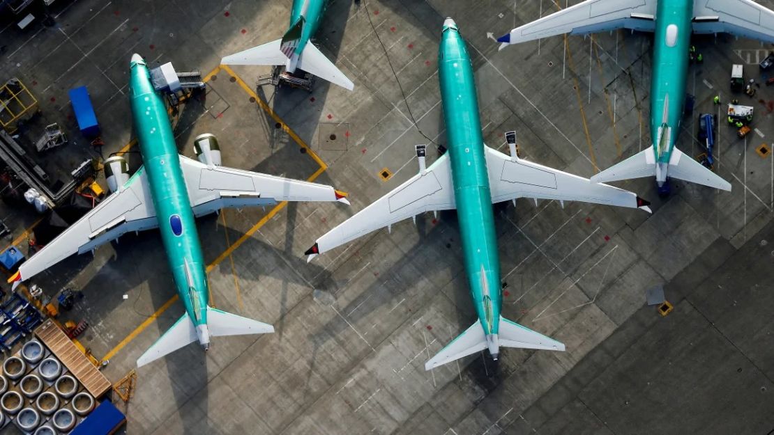 Una fotografía aérea de 2019 muestra aviones Boeing 737 Max estacionados en la pista de la fábrica de Boeing en Renton, Washington.