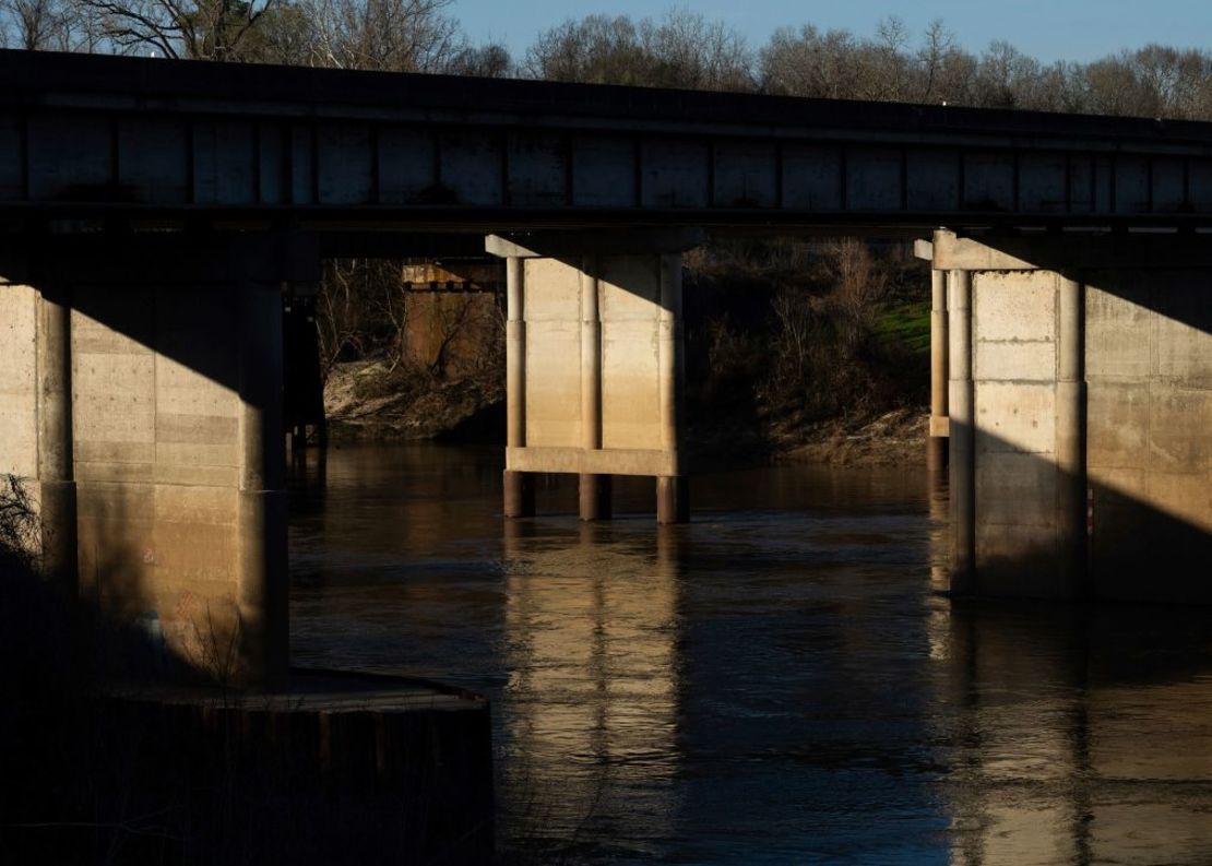 Los buzos recuperaron el cuerpo de Audrii Cunningham cerca de esta parte del río Trinity el martes. Crédito: Jason Fochtman/Houston Chronicle/AP