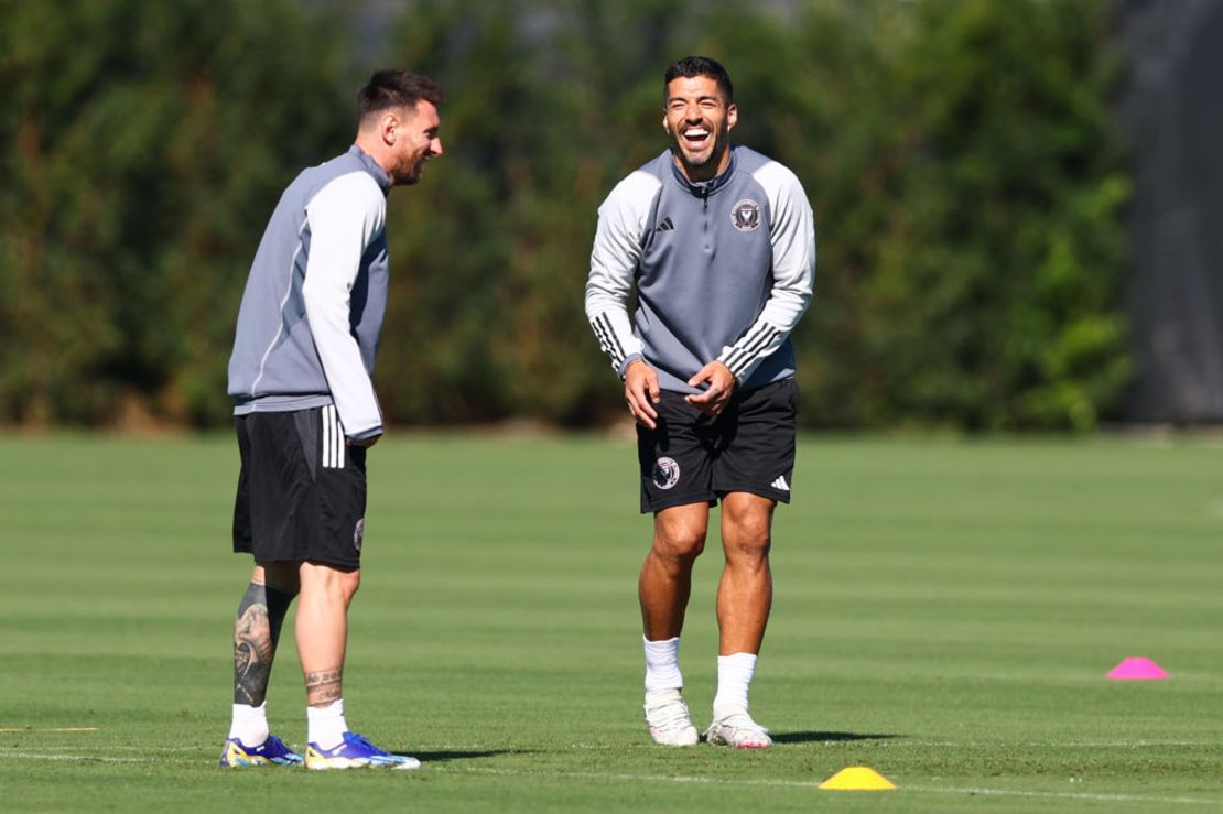 Lionel Mess y Luis Suárez del Inter Miami durante una sesión de entrenamiento en el Florida Blue Training Center el 20 de febrero de 2024 en Fort Lauderdale, Florida. Crédito: Megan Briggs/Getty Images