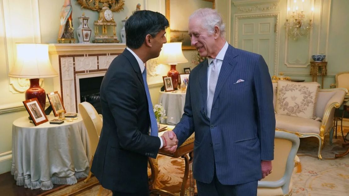 El rey Carlos III se reúne con el primer ministro británico Rishi Sunak en el Palacio de Buckingham en Londres el 21 de febrero en su primera audiencia en persona desde el diagnóstico de cáncer del rey. Jonathan Brady/WPA Pool/Getty Images