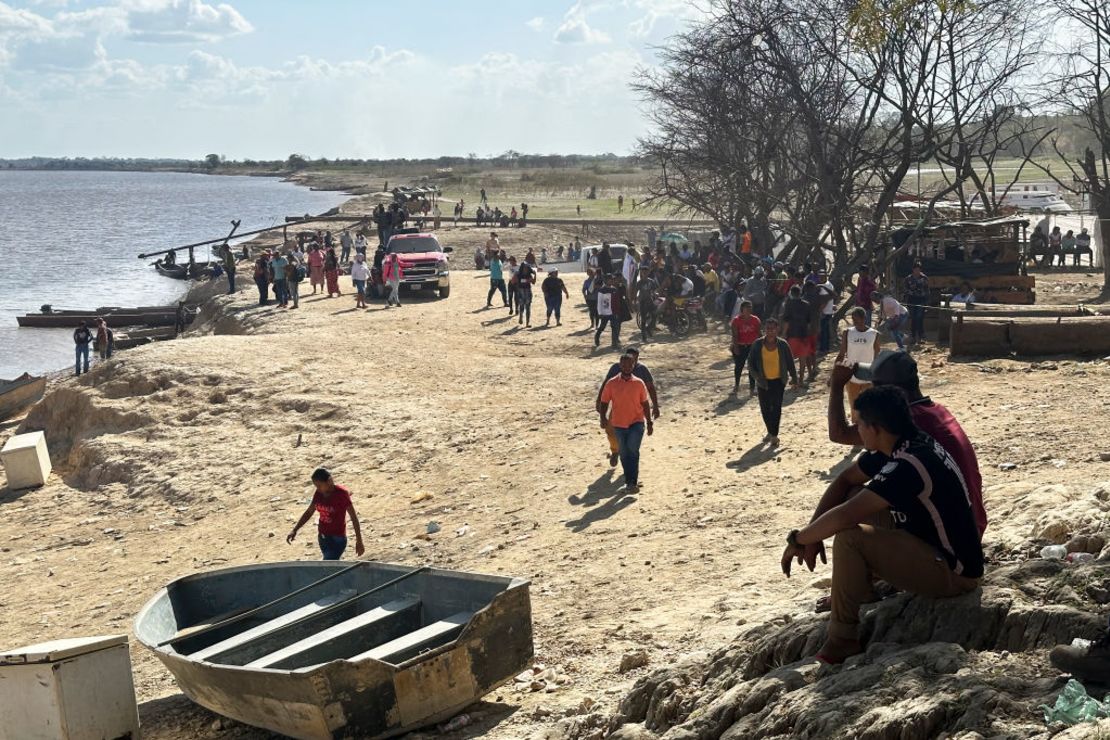 Familiares de los mineros esperan noticias tras derrumbe en el estado Bolívar, en Venezuela.