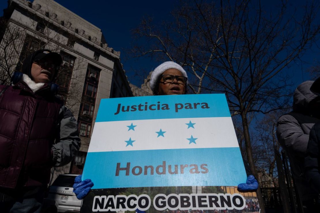 Manifestantes protestan frente al juicio del expresidente de Honduras Juan Orlando Hernández en el Tribunal Federal de Manhattan el 20 de febrero de 2024 en la ciudad de Nueva York. Hernández está acusado de supervisar un "narcoestado" y aceptar millones en sobornos de narcotraficantes, incluido el exlíder del cartel de Sinaloa, Joaquín "El Chapo" Guzmán.