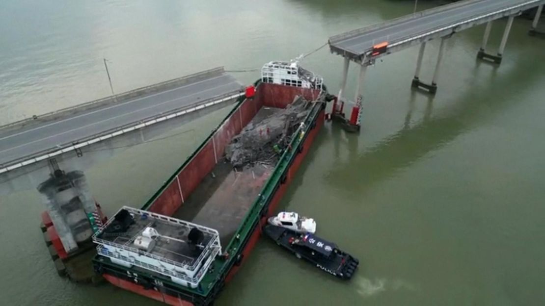 Un barco choca y parte a la mitad un puente en China.