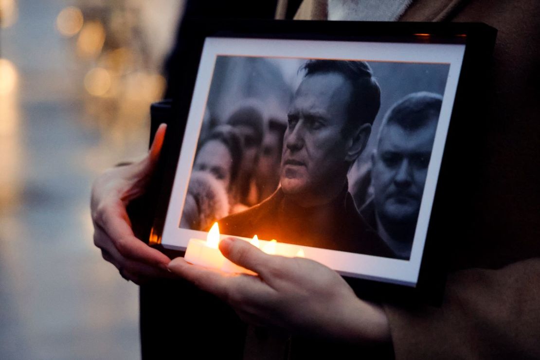 Un manifestante sostiene velas y una fotografía del difunto líder de la oposición Alexei Navalny, durante una manifestación organizada por la asociación "Russie-Libertes" en la Esplanade du Trocadero en París, el 22 de febrero de 2024.