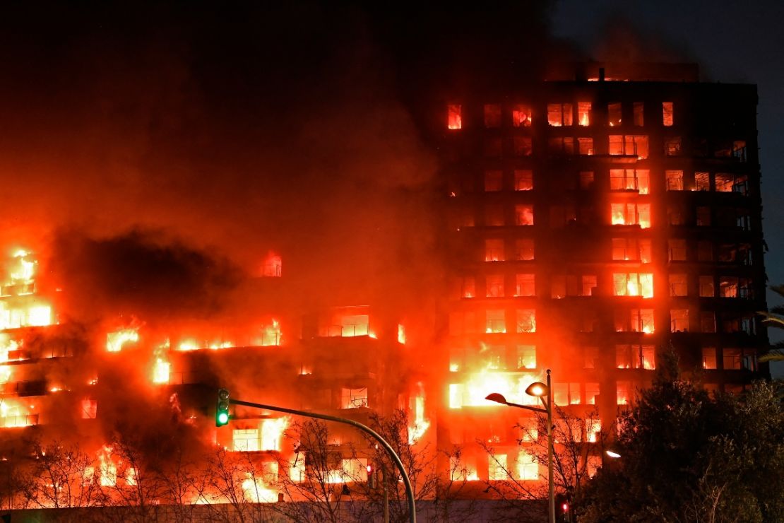 Un enorme incendio arrasa un bloque de viviendas de varias plantas en Valencia el 22 de febrero de 2024.