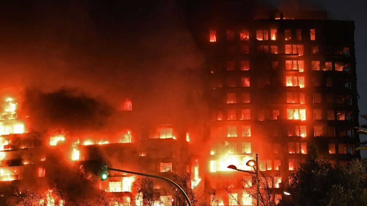 CNNE 1609687 - feroz incendio en edificio de apartamentos en valencia