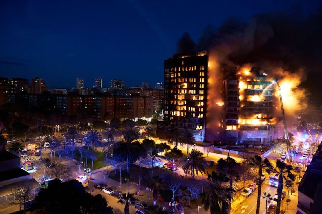 Se enviaron dieciséis unidades de bomberos para combatir el incendio. Manuel Queimadelos Alonso/Getty Images