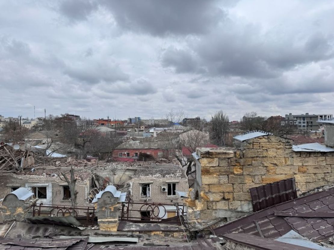 Los bombardeos rusos casi constantes han convertido a Jersón en una ciudad fantasma dos años después de la guerra.