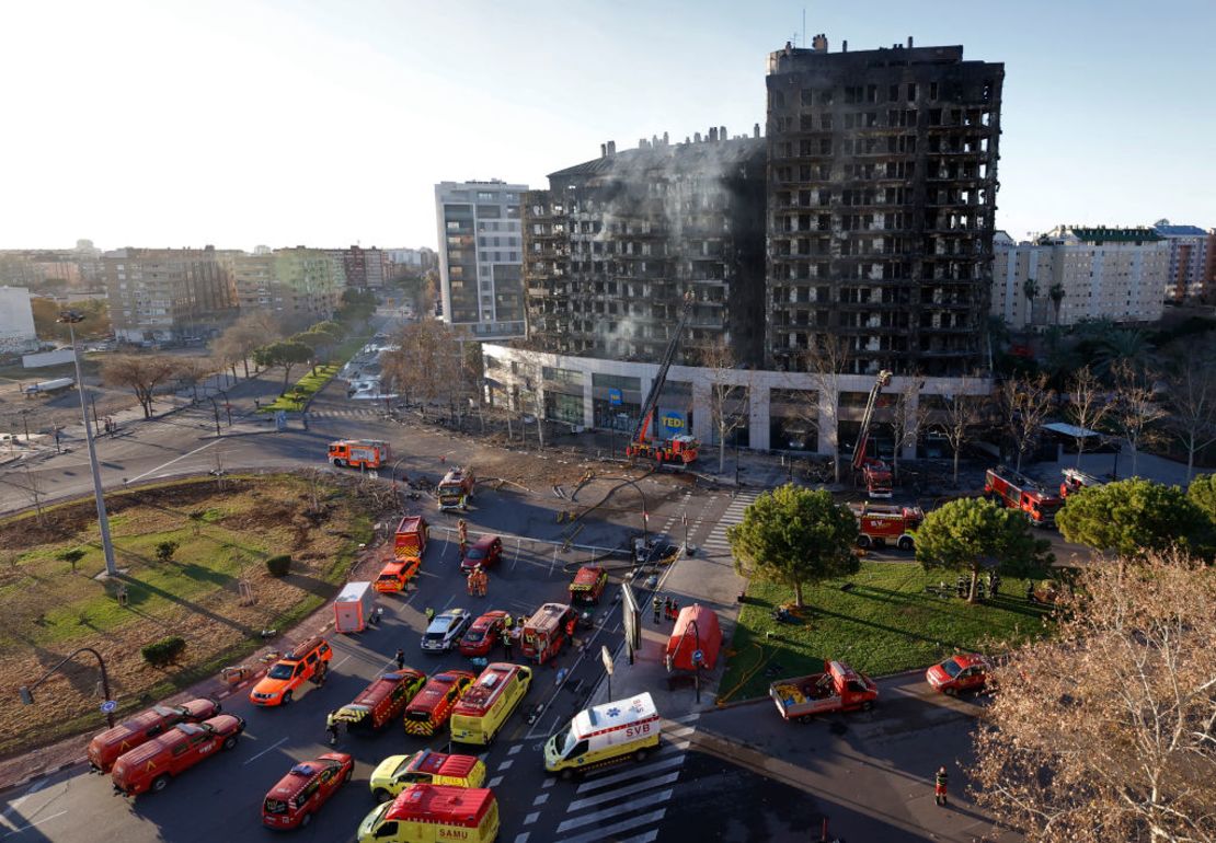 Los bomberos inspeccionan las secuelas de un gran incendio que ayer arrasó un bloque residencial de varias plantas matando al menos a cuatro personas, en Valencia el 23 de febrero de 2024.