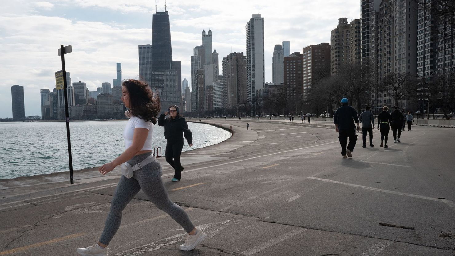 La gente camina a lo largo de la orilla del lago de Chicago durante un día inusualmente cálido el 8 de febrero.