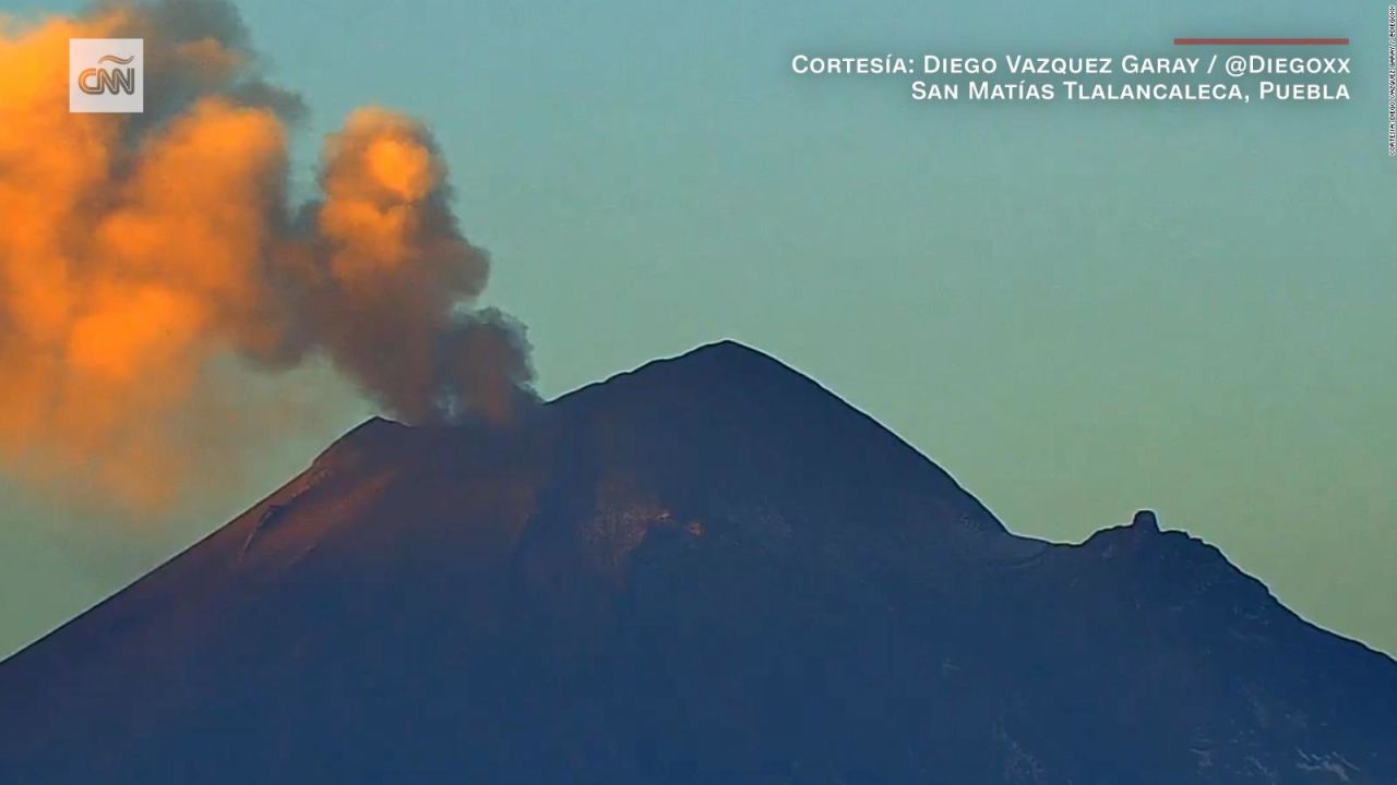 CNNE 1610427 - impresionantes imagenes de las exhalaciones del volcan popocatepetl