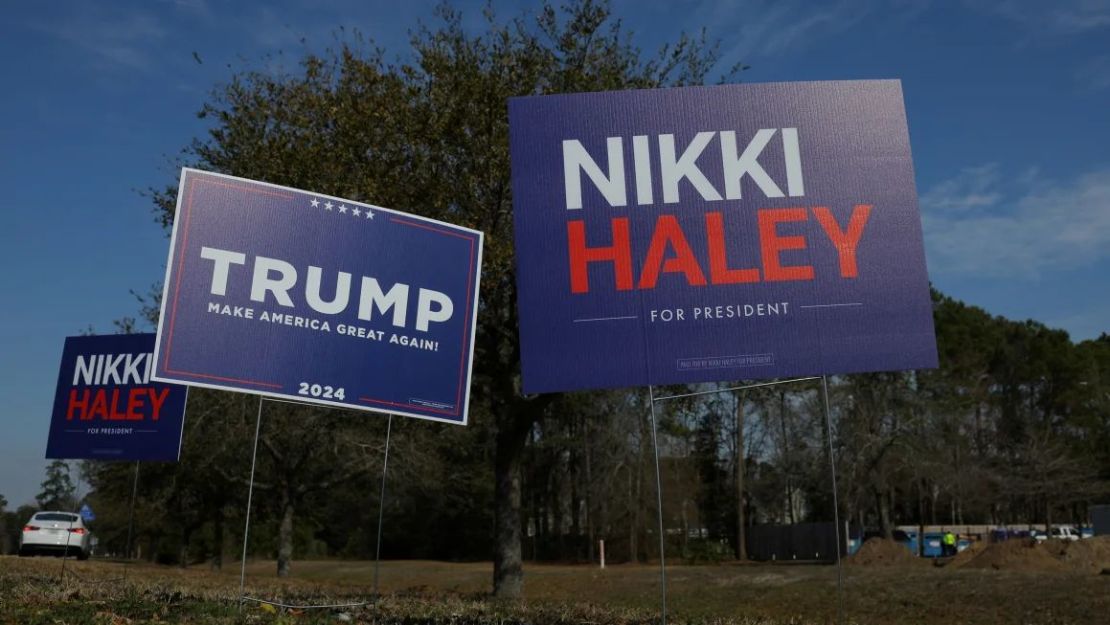 FOTO DE ARCHIVO: Carteles de campaña para los candidatos presidenciales republicanos, la ex embajadora de Estados Unidos ante las Naciones Unidas, Nikki Haley, y el ex presidente de Estados Unidos, Donald Trump, junto a una intersección en Mount Pleasant, Carolina del Sur, Estados Unidos, el 22 de febrero de 2024. Brian Snyder/Reuters