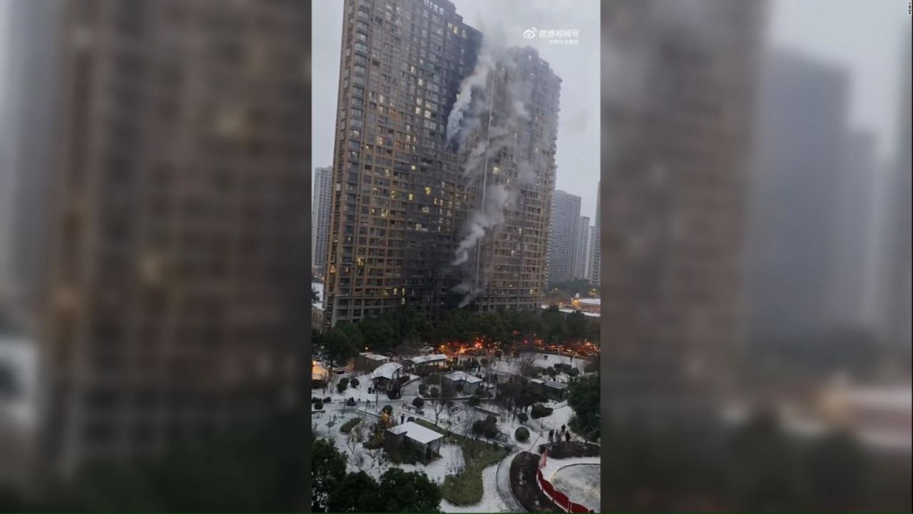 CNNE 1610642 - asi se vio el incendio en un edificio en china que dejo varios muertos