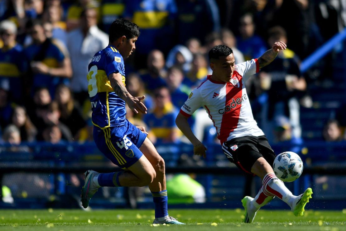 Esequiel Barco de River Plate lucha por el balón con Jorman Campuzano de Boca Juniors durante un partido entre Boca Juniors y River Plate como parte de la Copa de la Liga Profesional 2023, el 1 de octubre , 2023 en Buenos Aires, Argentina.